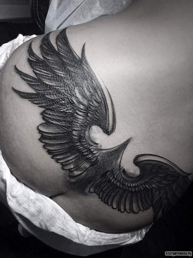 Фотография татуировки под названием «Узор в виде крыльев»