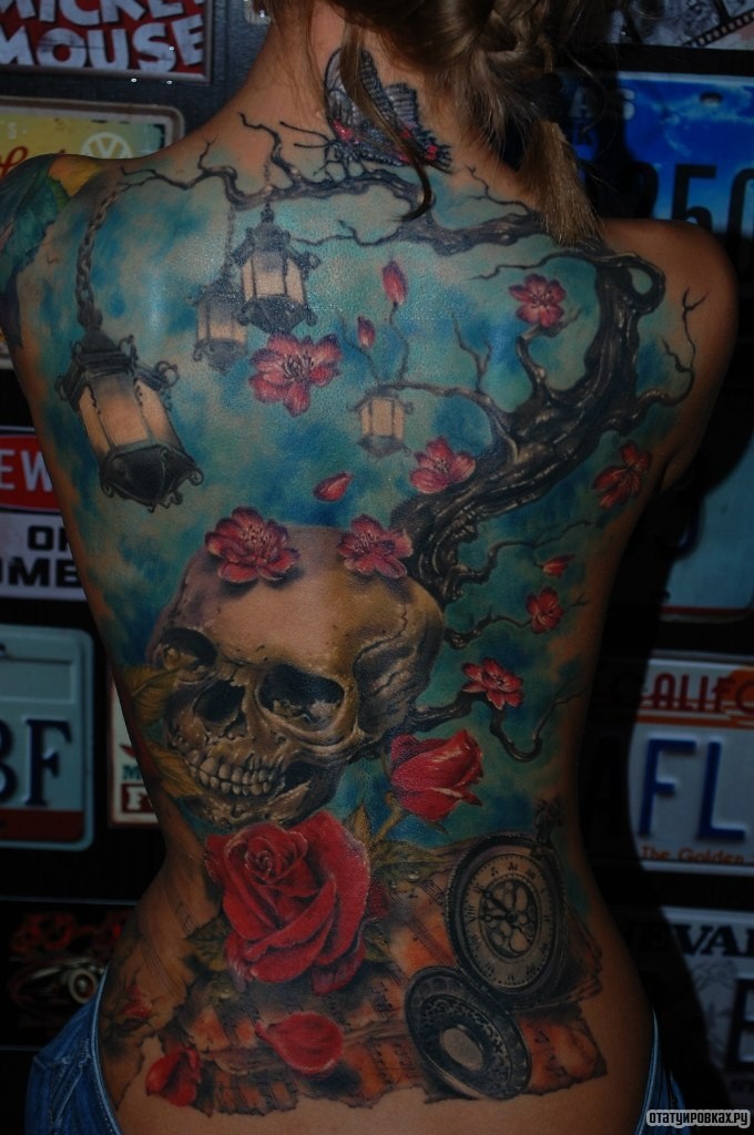 Фотография татуировки под названием «Череп, фонари, дерево, розы»