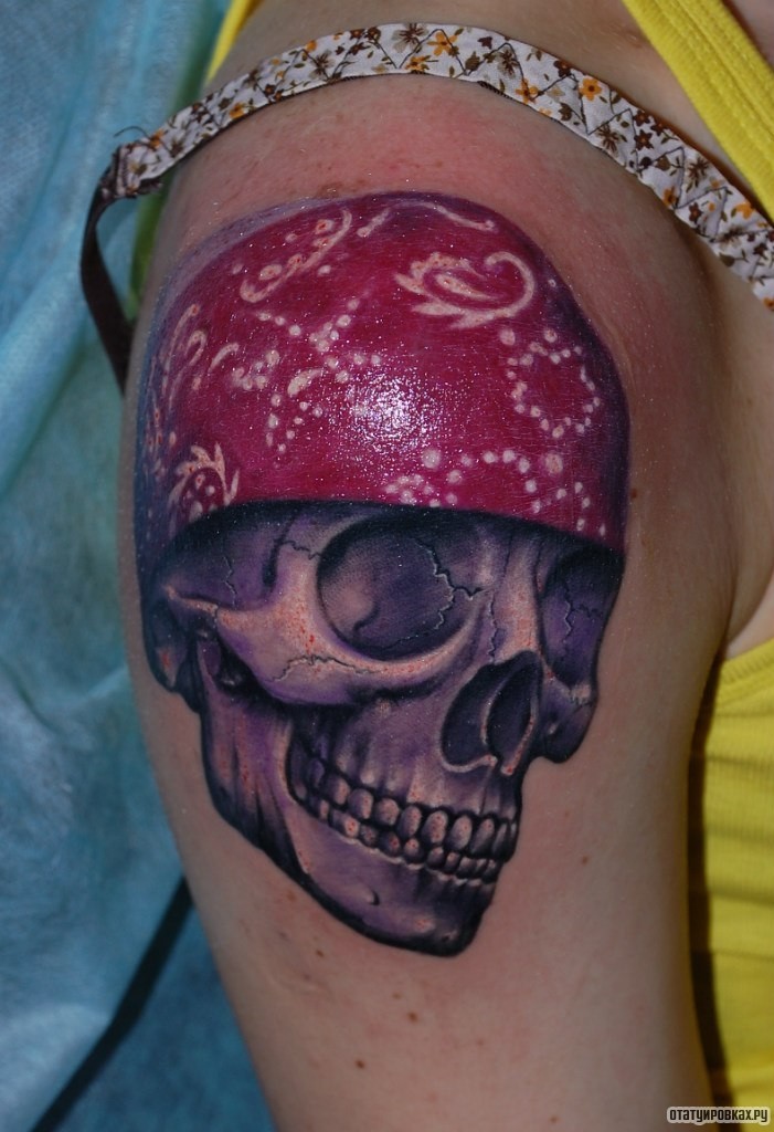 Фотография татуировки под названием «Череп в красной бандане»