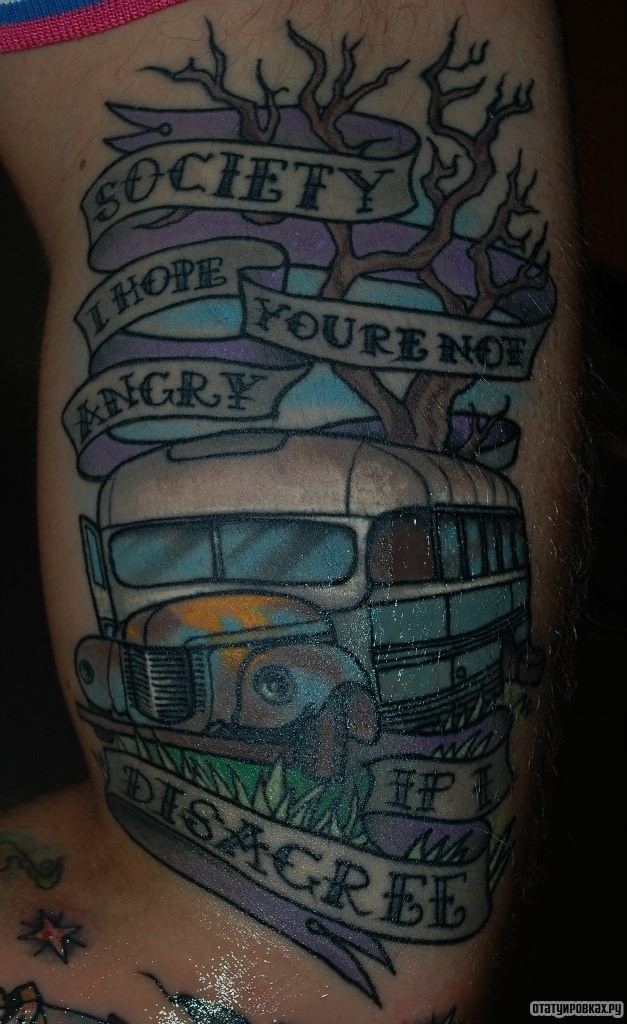 Фотография татуировки под названием «Автобус, дерево и ленты с надписями»