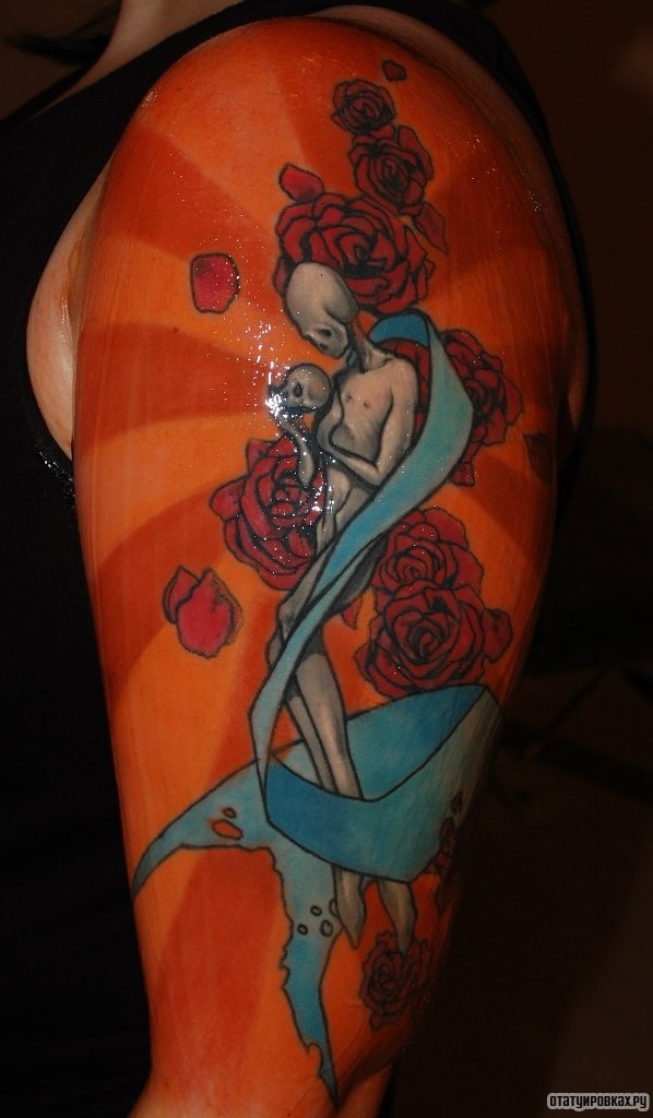 Фотография татуировки под названием «Девушка с голубой лентой и розами»