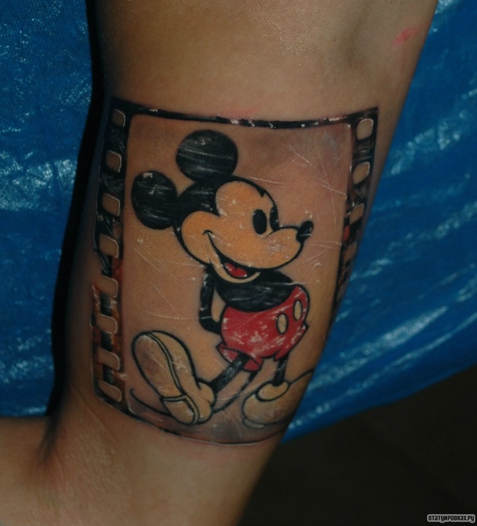 Фотография татуировки под названием «Мики маус»