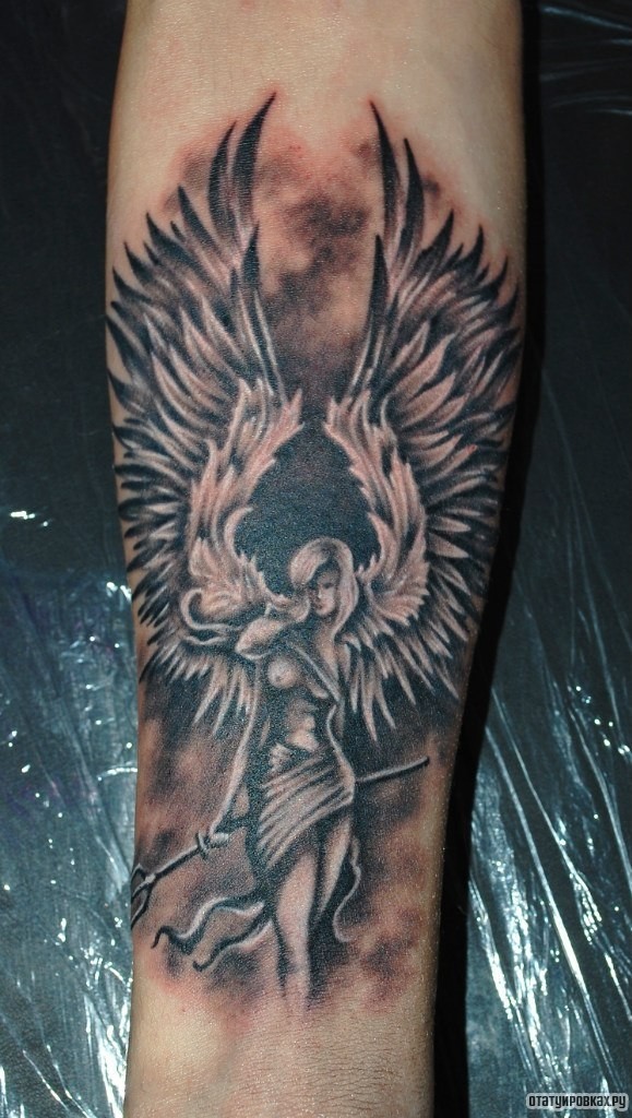 Фотография татуировки под названием «Девушка ангел с тризубцем»