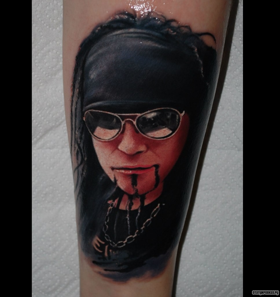 Фотография татуировки под названием «Портерт человека в очках и с повязкой»