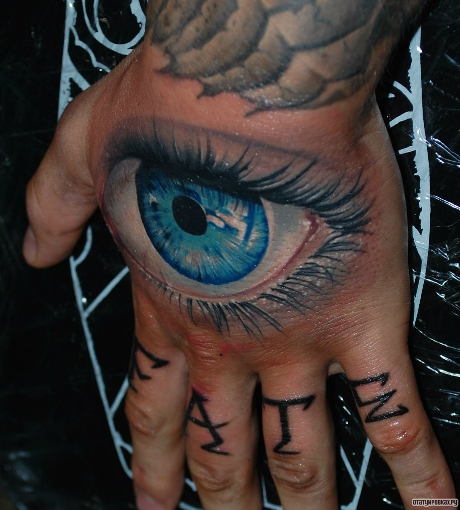 Фотография татуировки под названием «Большой голубой глаз»