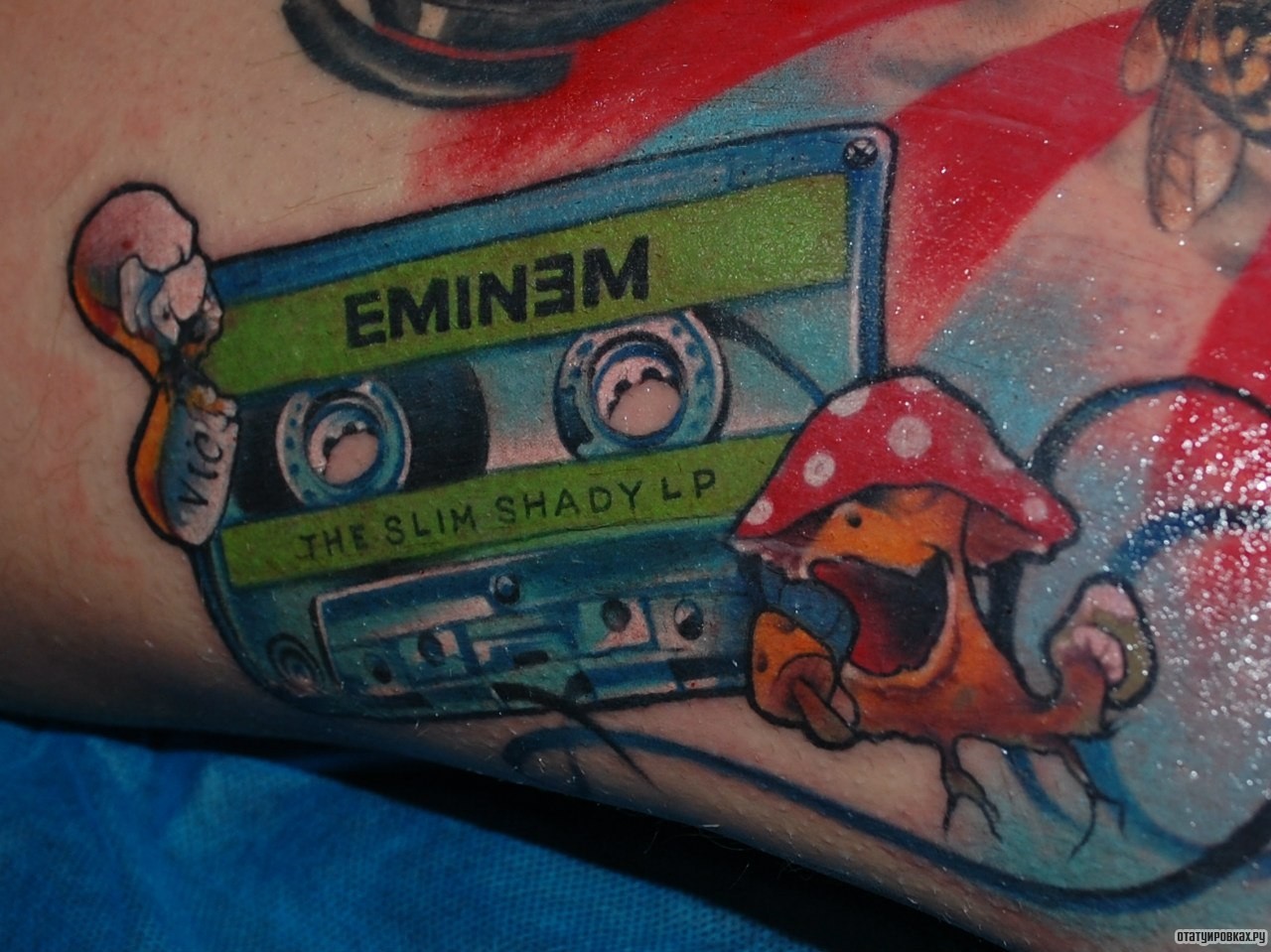 Фотография татуировки под названием «Гриб и кассета эминем»