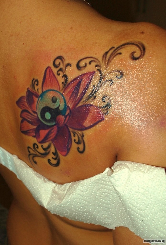 Фотография татуировки под названием «Лотос и инь янь»
