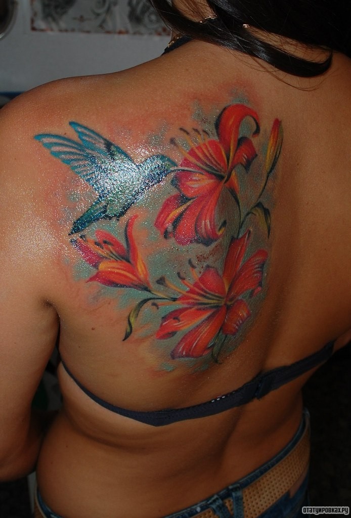 Фотография татуировки под названием «Лилия и колибри»