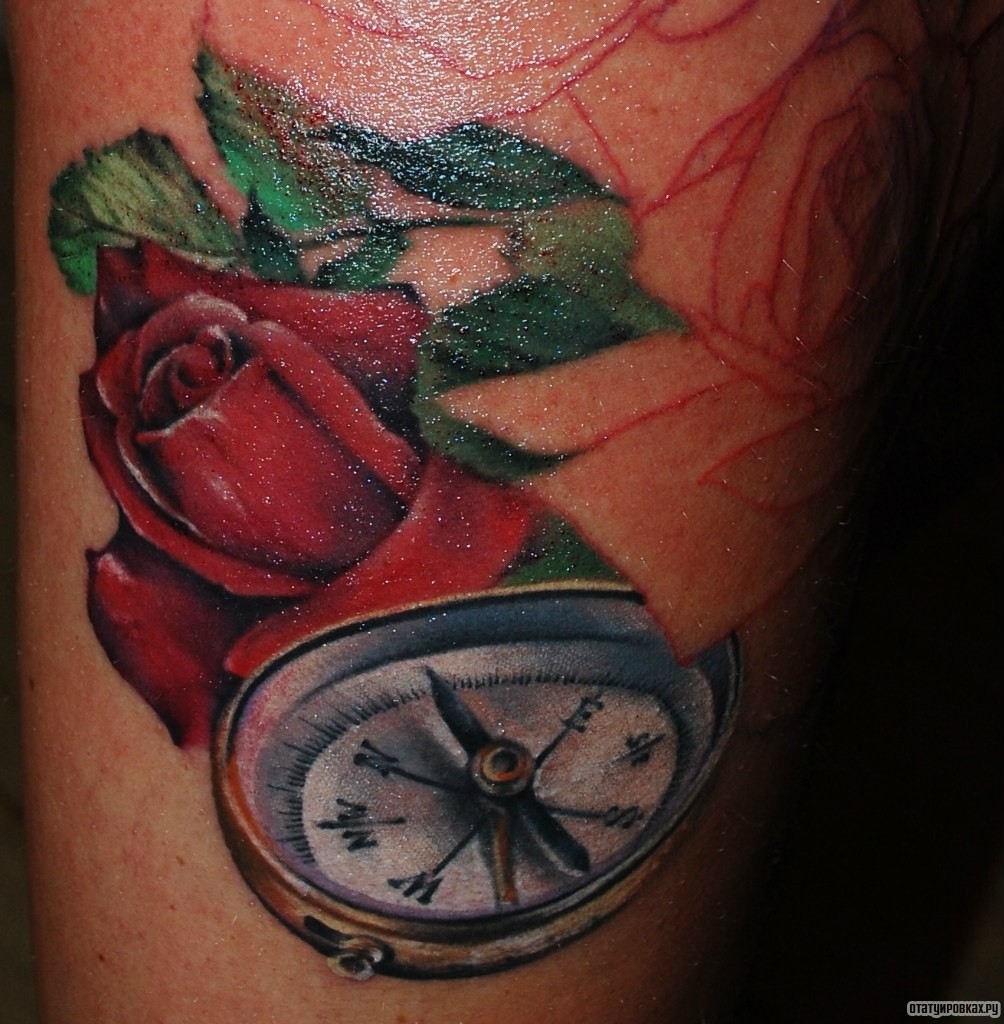 Фотография татуировки под названием «Роза и компас»