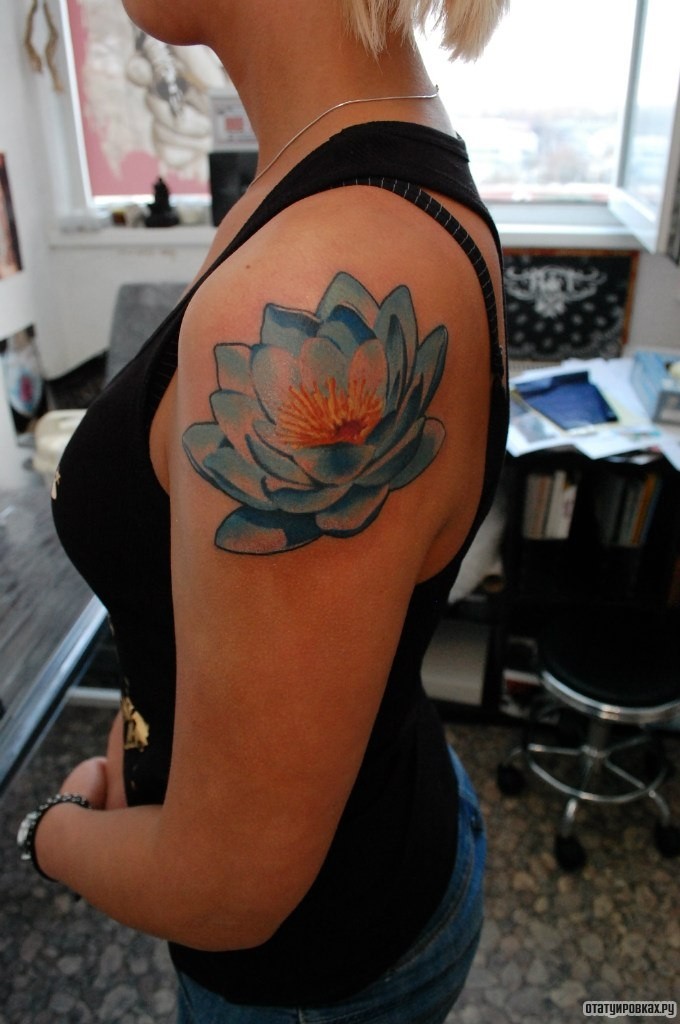 Фотография татуировки под названием «Голубая лилия»