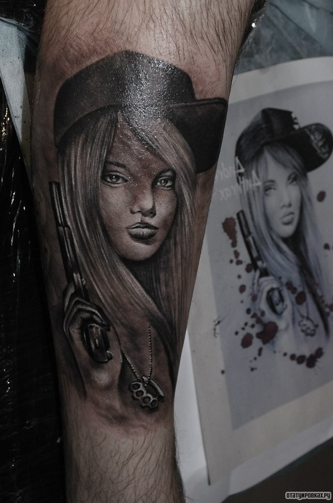 Фотография татуировки под названием «Девушка в кепке с пистолетом»