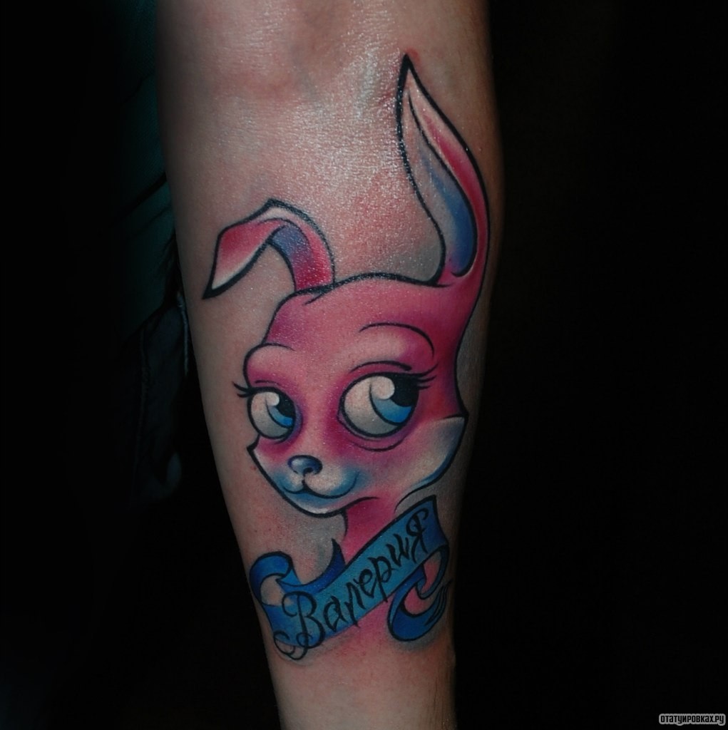 Фотография татуировки под названием «Заяц мультяшный и надпись Валерия»