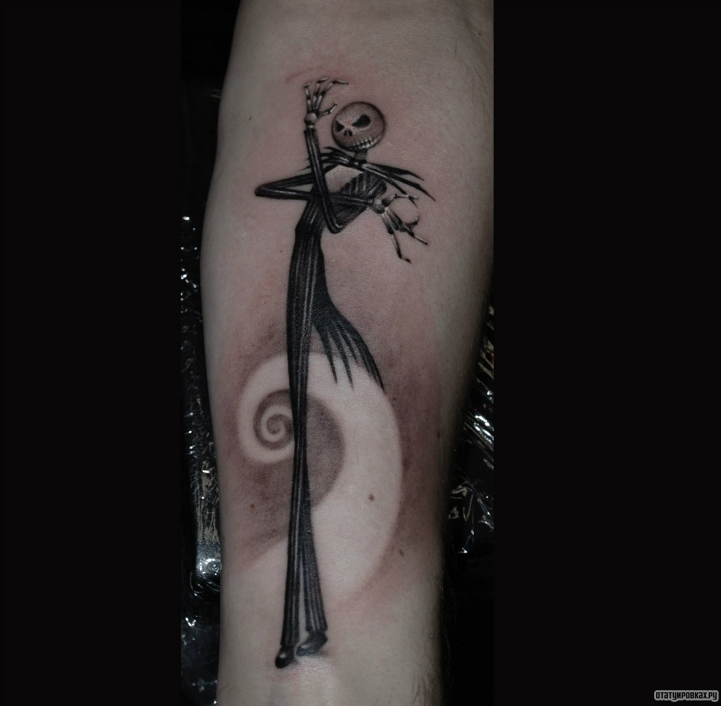 Фотография татуировки под названием «Длинный человечек»
