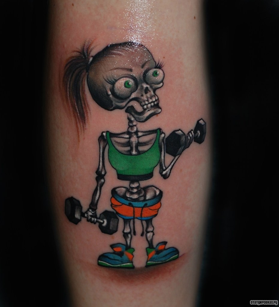 Фотография татуировки под названием «Девочка скелет занимается спортом»