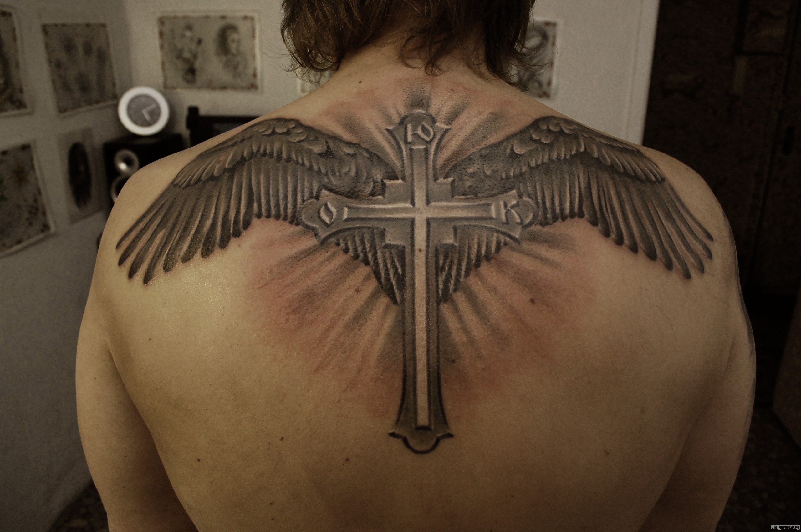 Фотография татуировки под названием «Круст с крыльями»