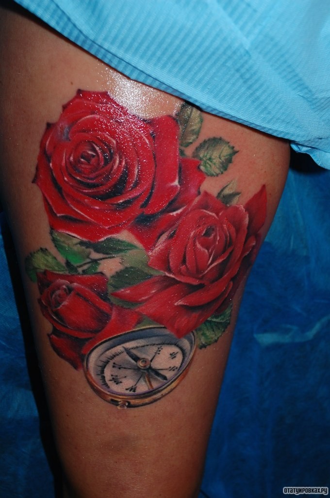 Фотография татуировки под названием «Розы и компас»