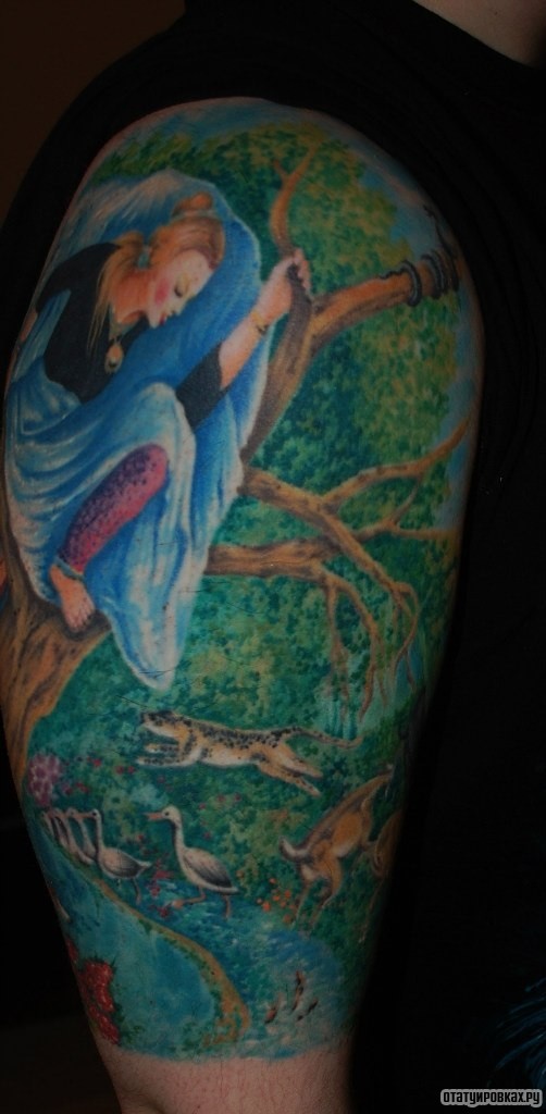 Фотография татуировки под названием «Девушка на дереве»