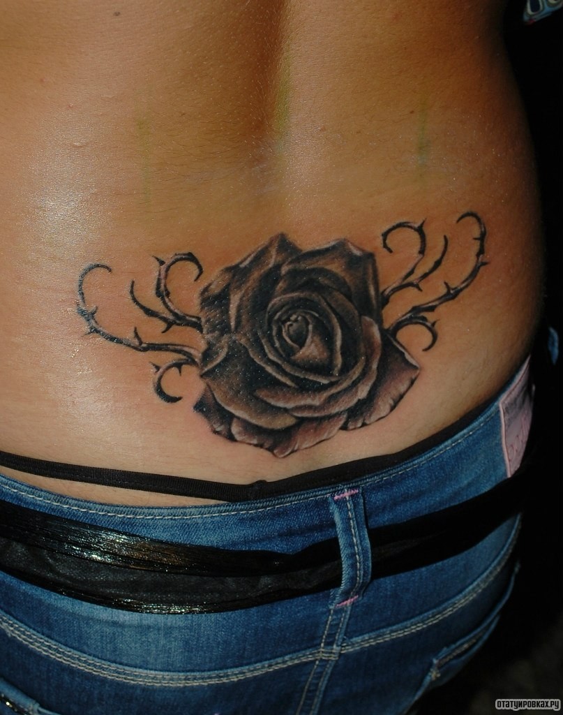 Фотография татуировки под названием «Роза с шипами»
