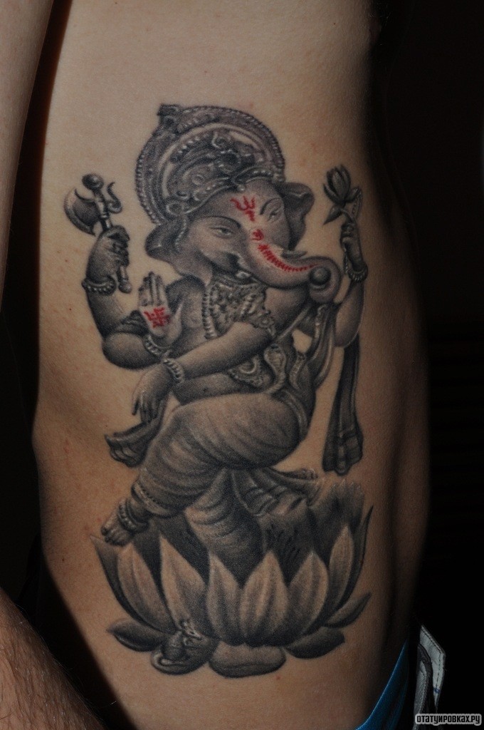 Фотография татуировки под названием «Ганеша и лотос»