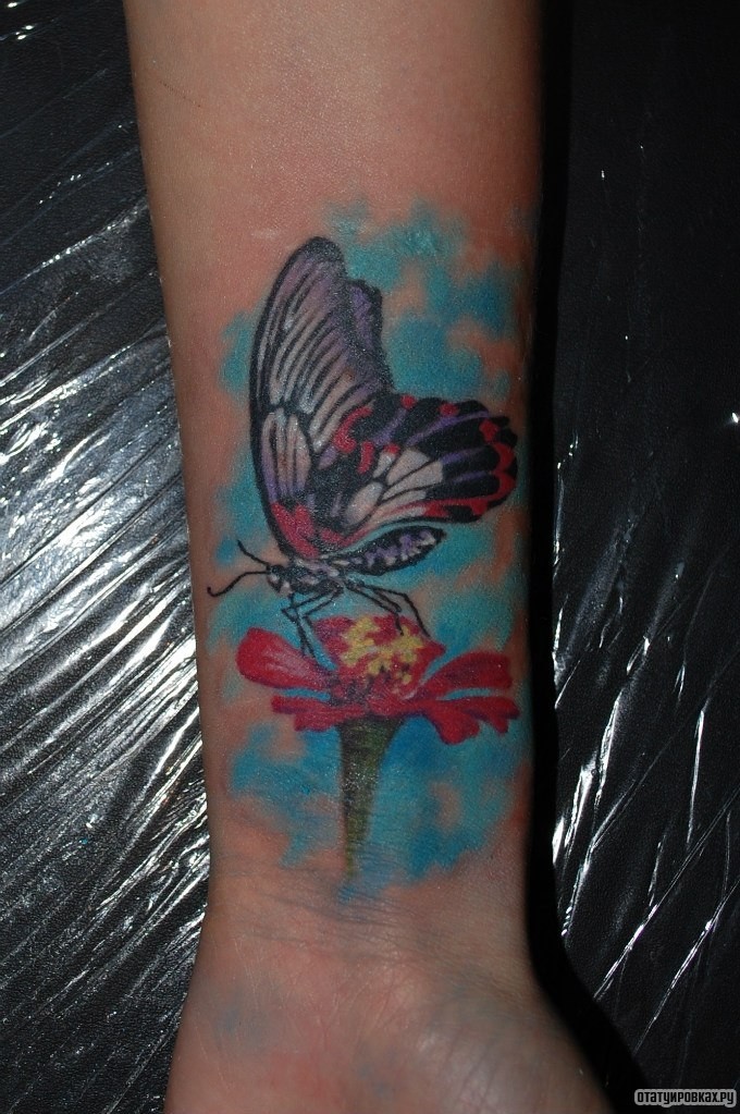 Фотография татуировки под названием «Бабочка на цветке»