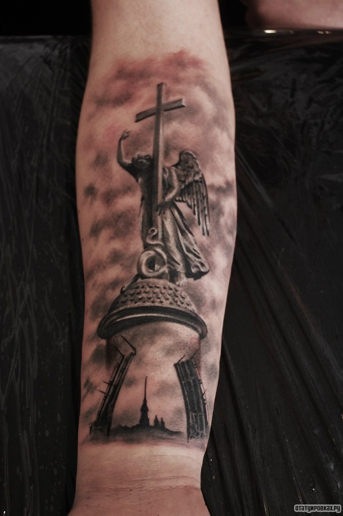 Фотография татуировки под названием «Ангел у креста»
