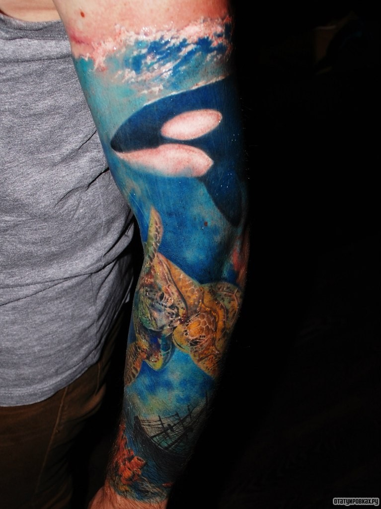 Фотография татуировки под названием «Кит и черепаха под водой»