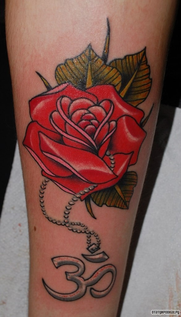 Фотография татуировки под названием «Роза и символ ом»