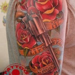 Тату пистолет с розами и лентой