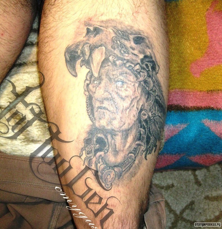 Фотография татуировки под названием «Индеец с черепом животного на голове»