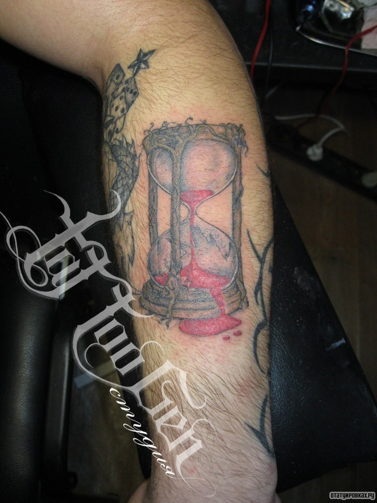 Фотография татуировки под названием «Песочные часы с кровью»