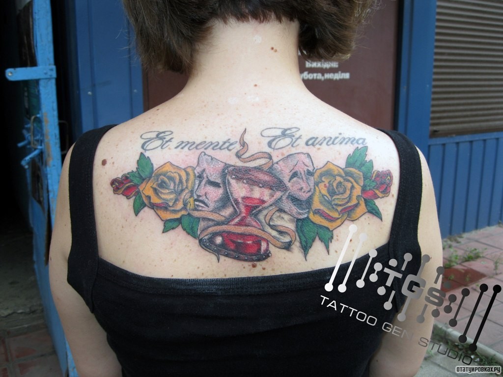 Фотография татуировки под названием «Розы, маски и песочные часы»