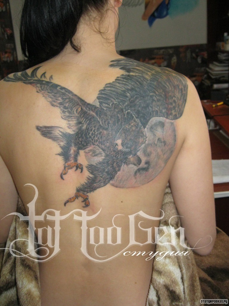 Фотография татуировки под названием «Орел в полете на фоне луны»