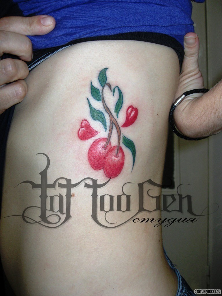 Фотография татуировки под названием «Две вишки и сердца»