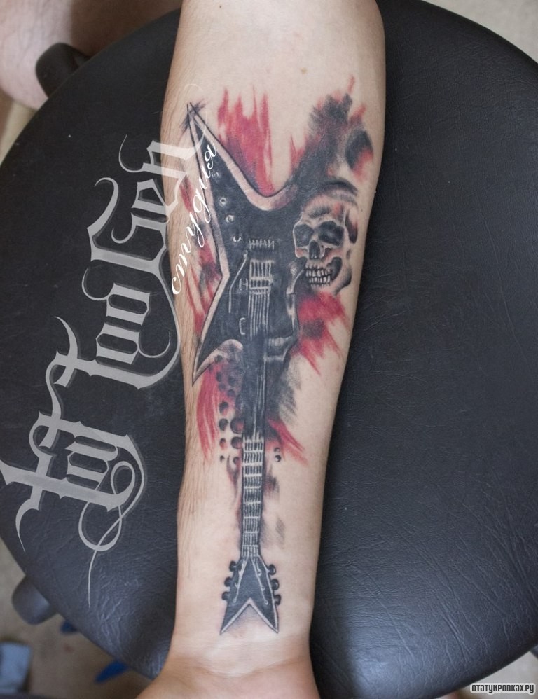 Фотография татуировки под названием «Электро гитара и череп»