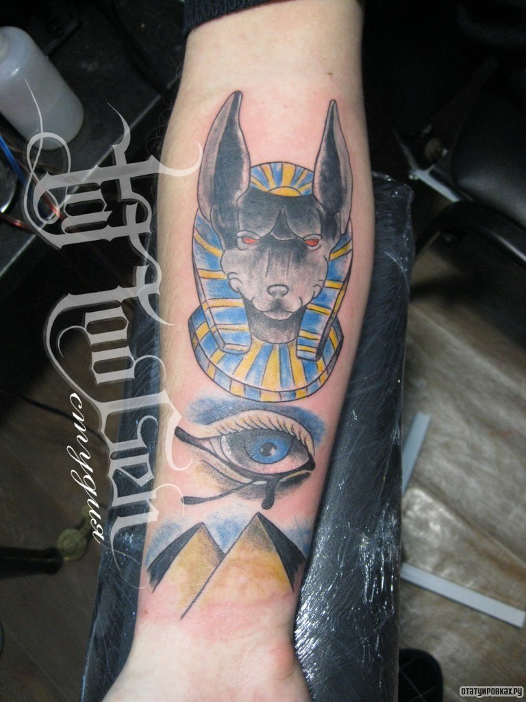 Фотография татуировки под названием «Сфинкс гора глаз и пирамиды»