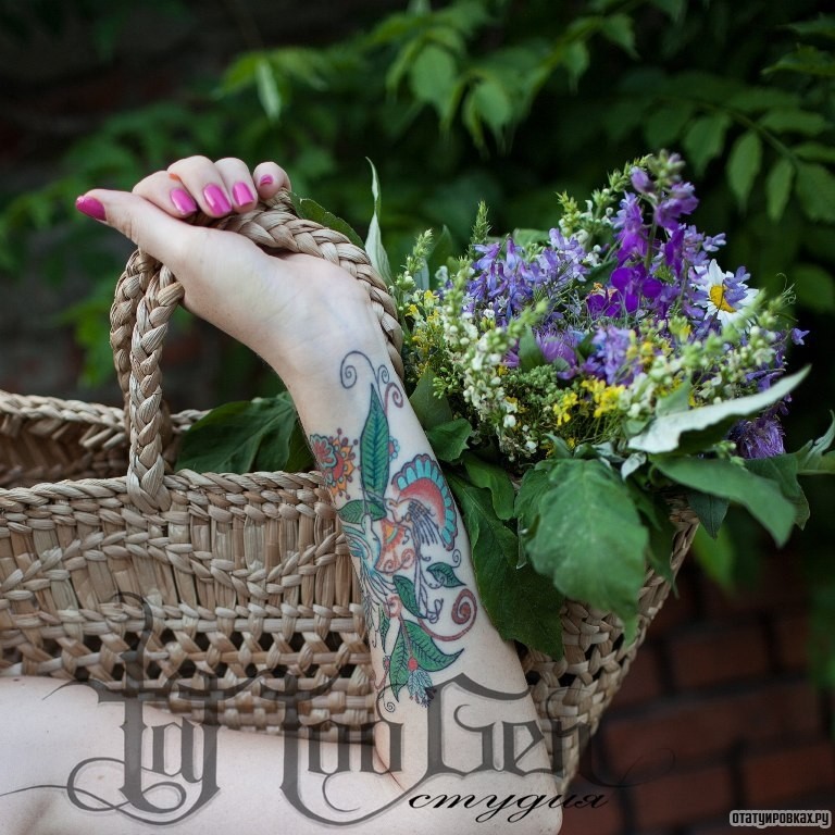 Фотография татуировки под названием «Листья и цветы»