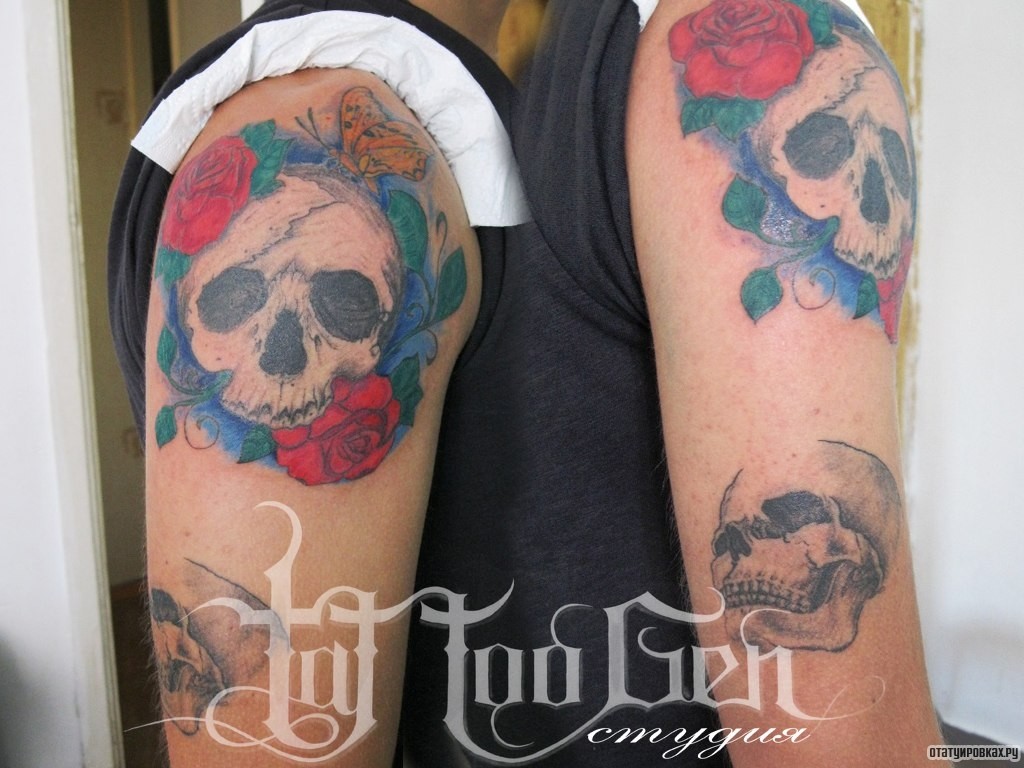 Фотография татуировки под названием «Череп с бабочкой и розами»