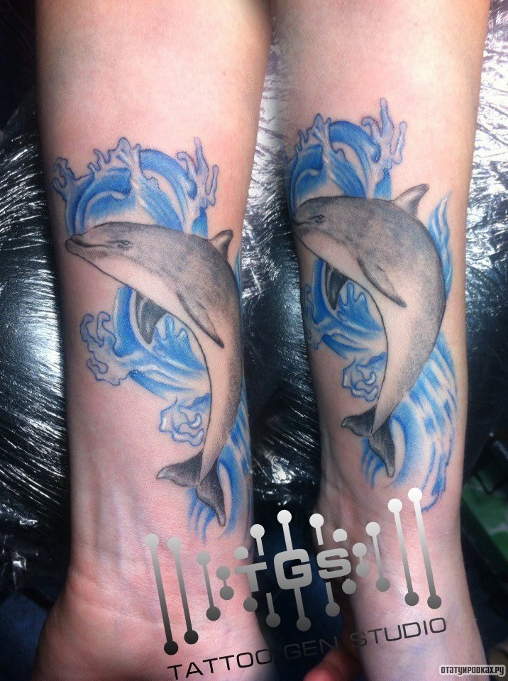 Фотография татуировки под названием «Дельфин в волнах»