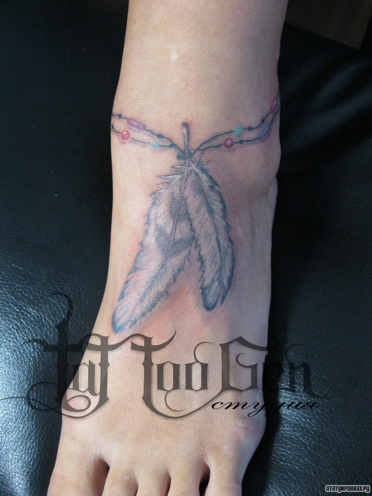 Фотография татуировки под названием «Перья подвязка»