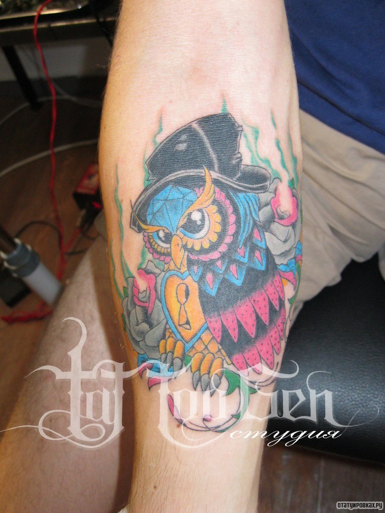 Фотография татуировки под названием «Сова в шляпе»