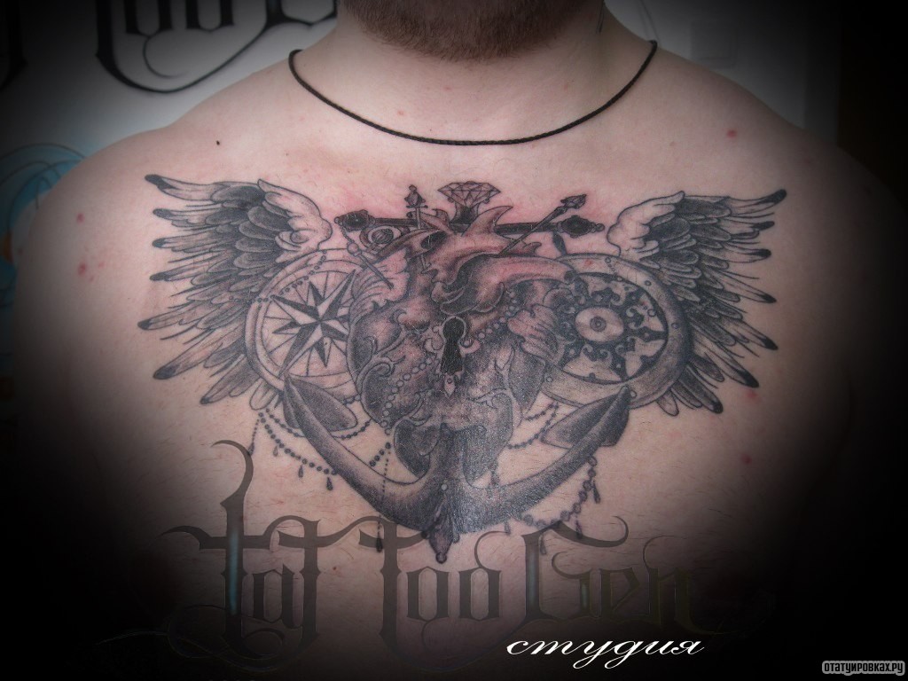 Фотография татуировки под названием «Сердце, якорь, замок, крылья, роза ветров»
