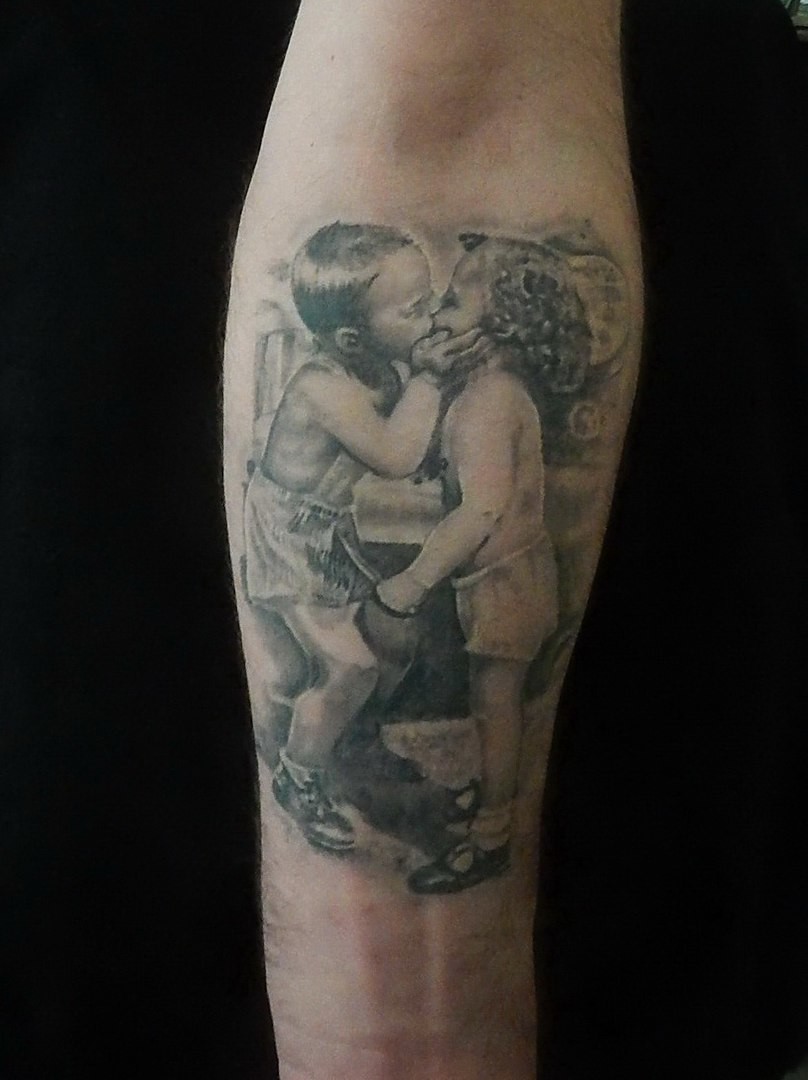 Фотография татуировки под названием «дети,первый поцелуй»