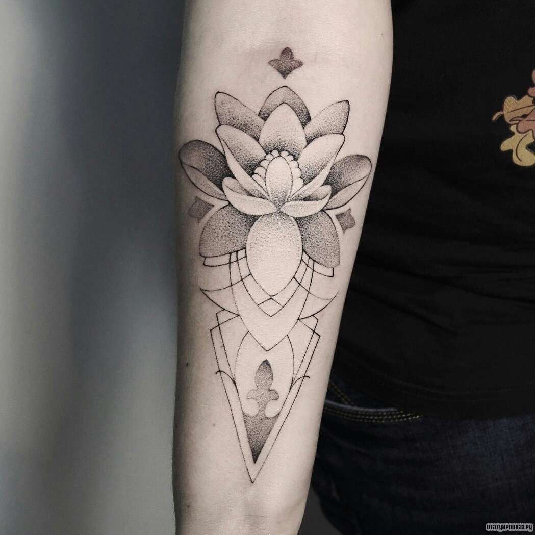 Фотография татуировки под названием «Лотос и геометрия»