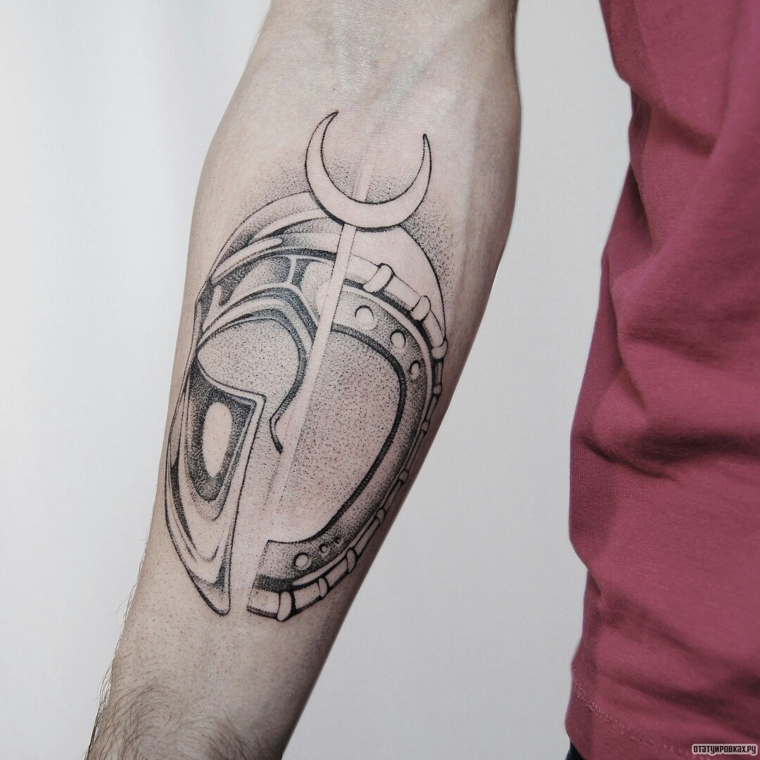 Фотография татуировки под названием «Шлеи и месяц»