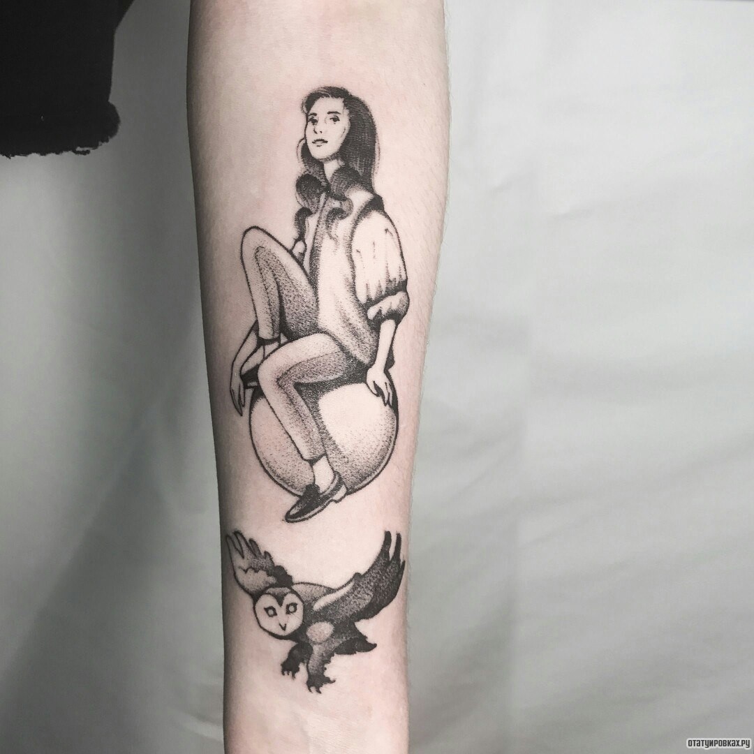 Фотография татуировки под названием «Девушка на мяче и сова»