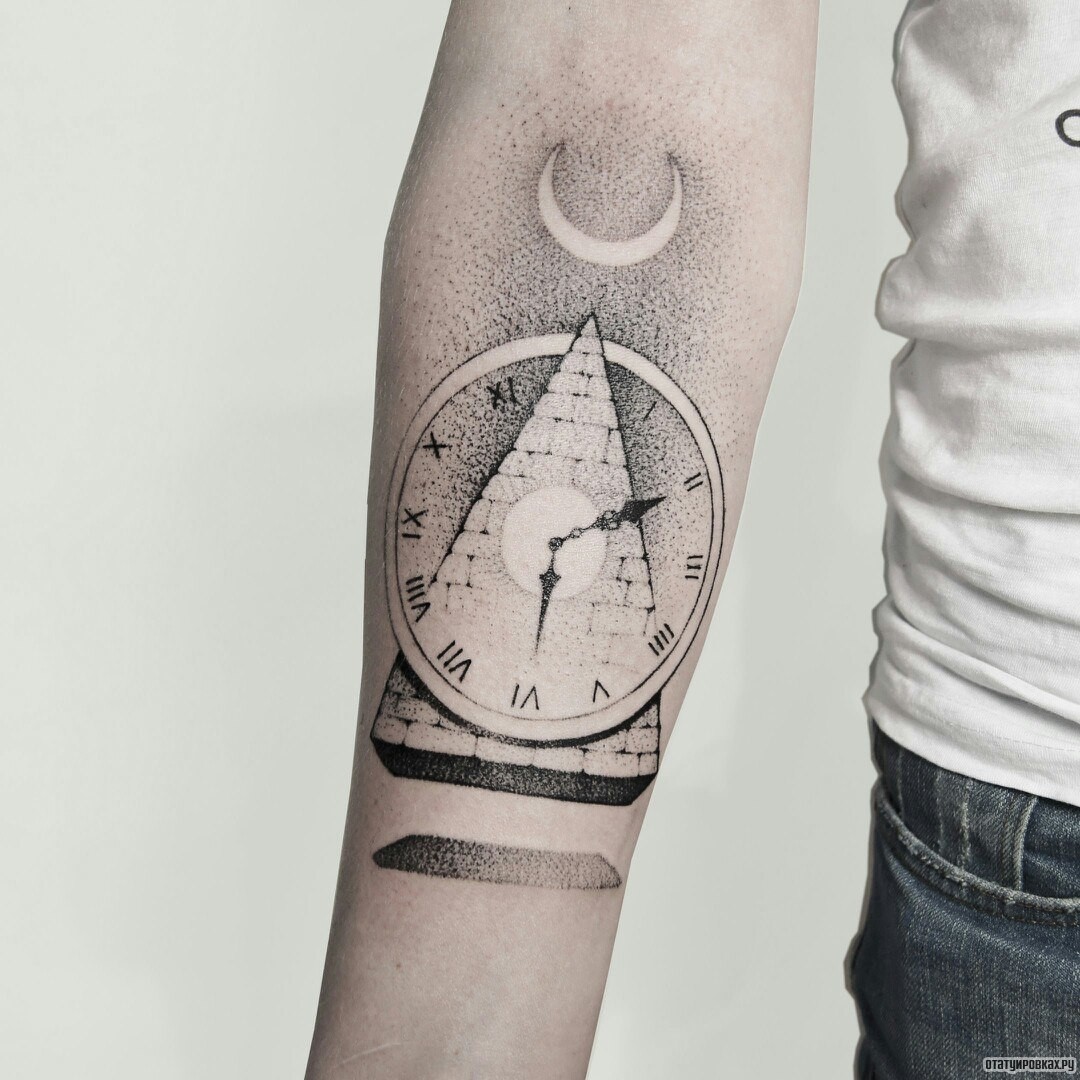 Фотография татуировки под названием «Часы с пирамидой»