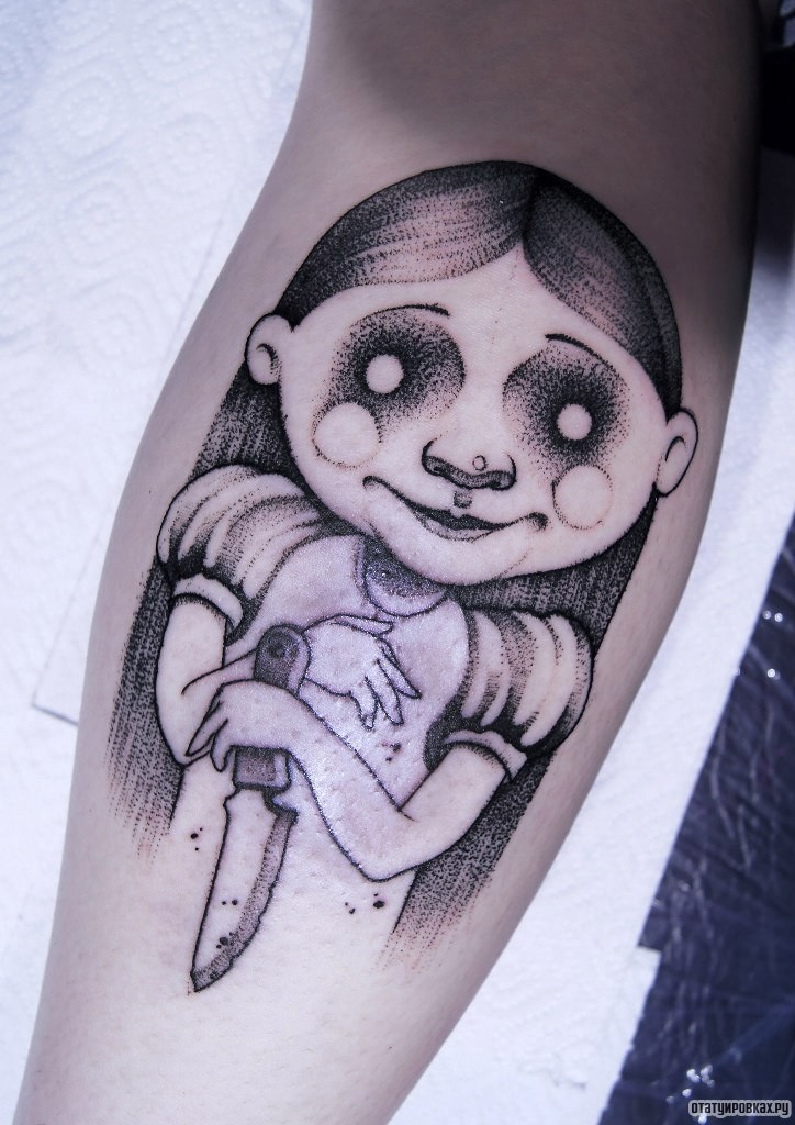 Фотография татуировки под названием «Девочка с ножом»