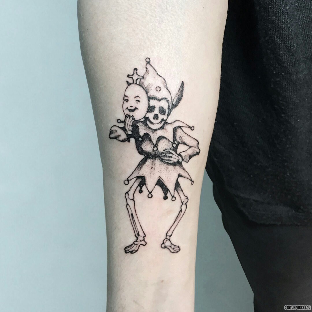 Фотография татуировки под названием «Череп с маской»
