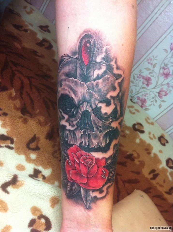 Фотография татуировки под названием «Череп с кинжалом и роза»