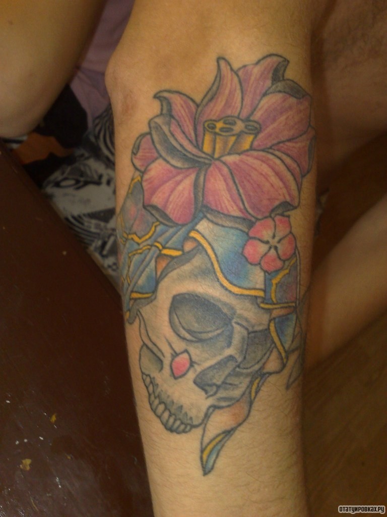 Фотография татуировки под названием «Цветок и череп»